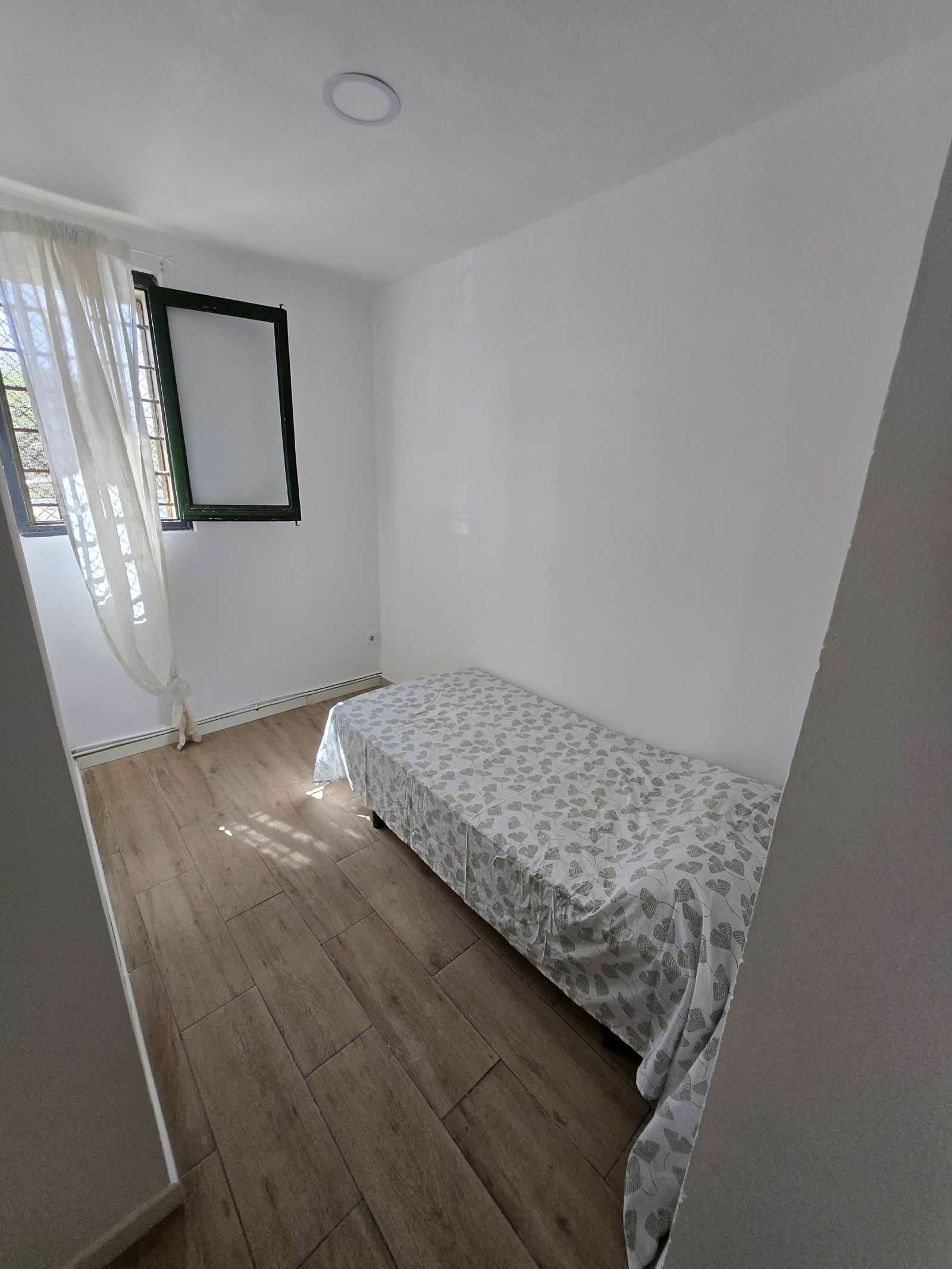 Flat to share in Lucero