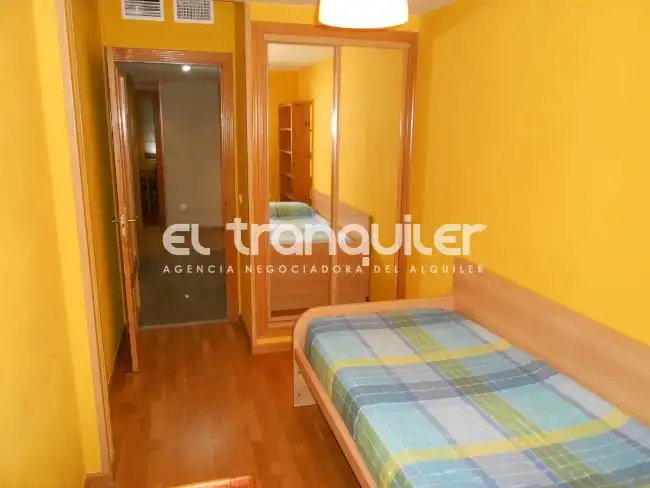 Schlafzimmer von Wohnung zur Miete in Madrid mit Klimaanlage, Terrasse und Möbliert