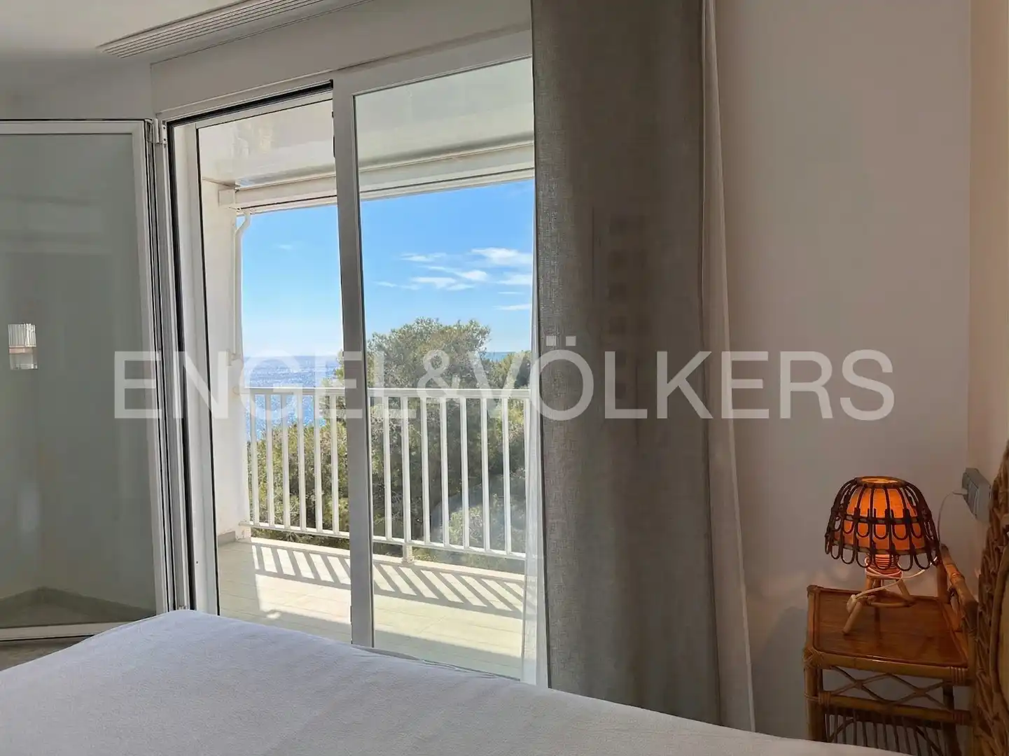 Schlafzimmer von Dachboden zum Verkauf in Salou mit Klimaanlage, Heizung und Terrasse
