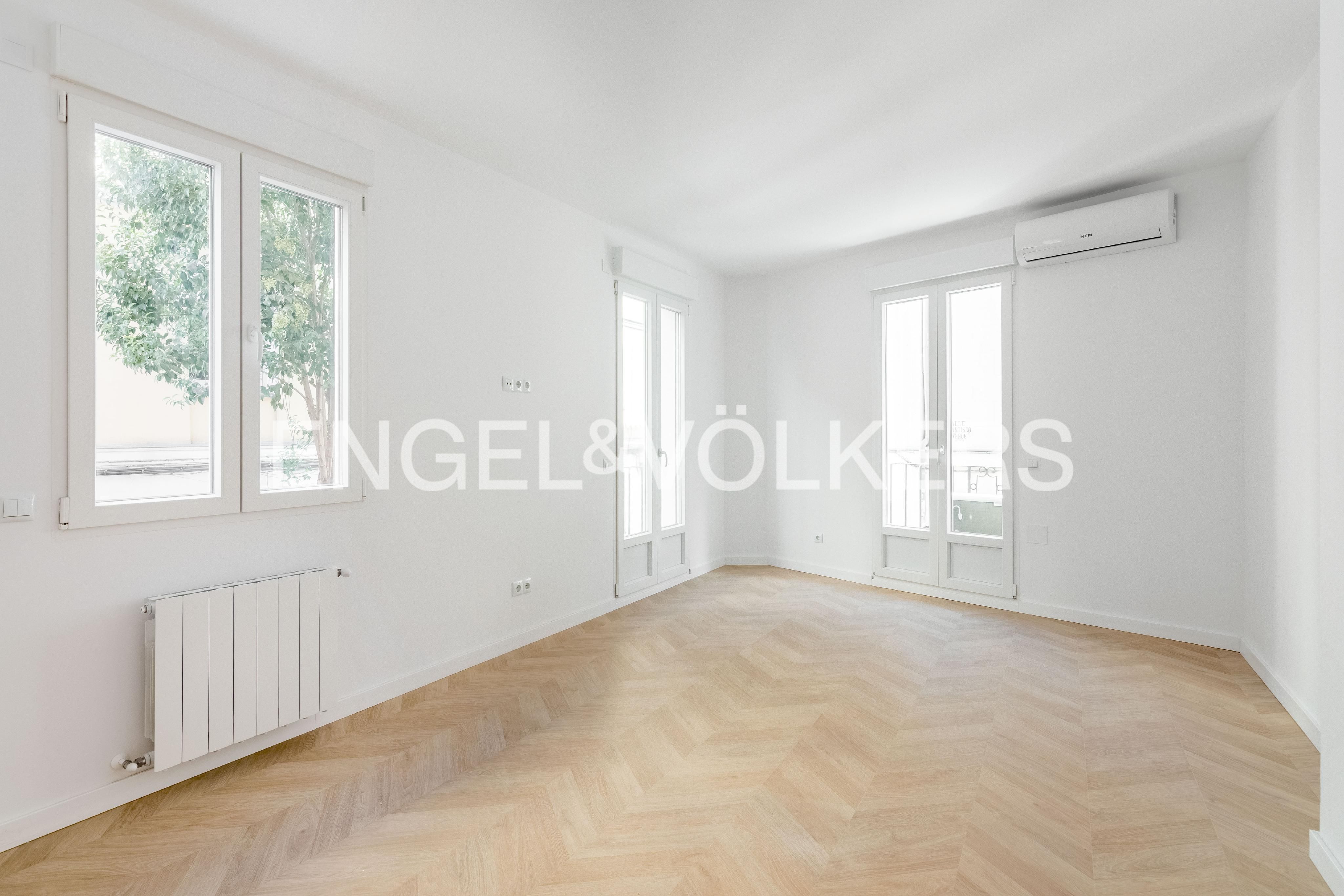 Living room of Apartment for sale in  Madrid Capital  with Air Conditioner, Heating and Balcony