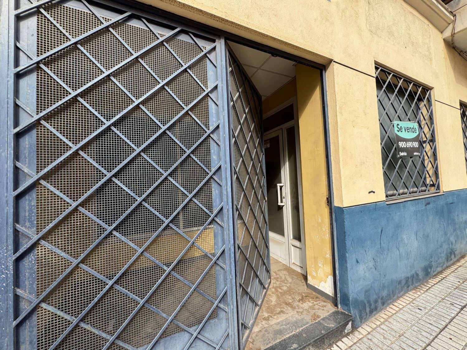 Exterior view of Premises for sale in Linares