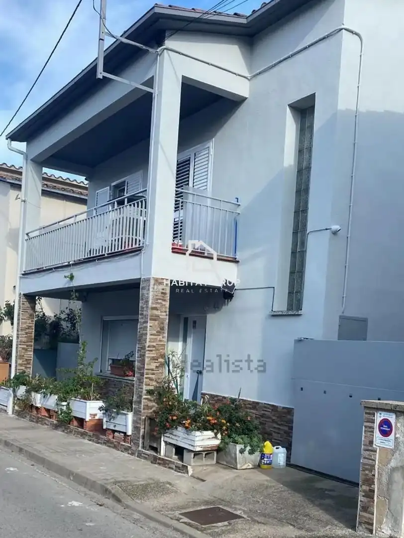 Vista exterior de Casa o xalet en venda en Banyoles amb Calefacció, Terrassa i Traster