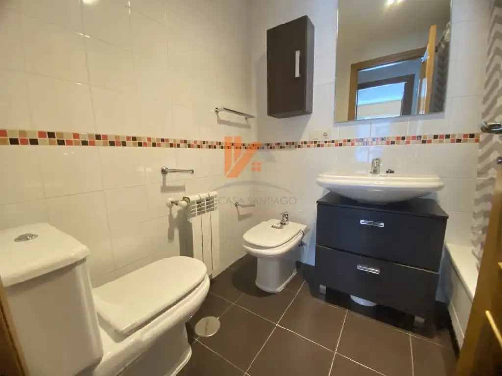 Baño de Piso de alquiler en Santiago de Compostela  con Amueblado, Horno y Lavadora