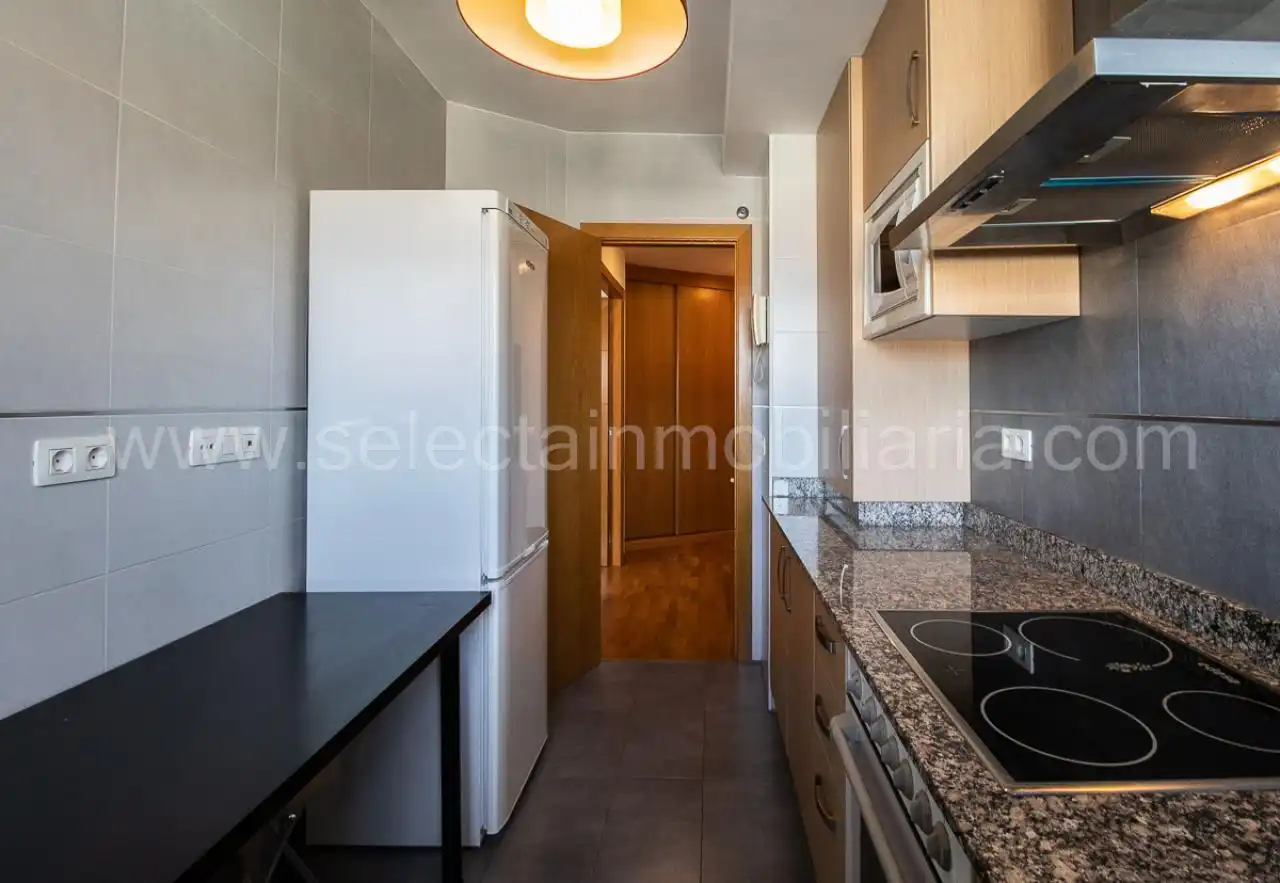 Cuina de Apartament de lloguer en Pontevedra Capital  amb Calefacció, Traster i Moblat