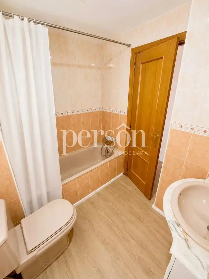 Bathroom of Flat for share in Moncada  with Air Conditioner and Furnished