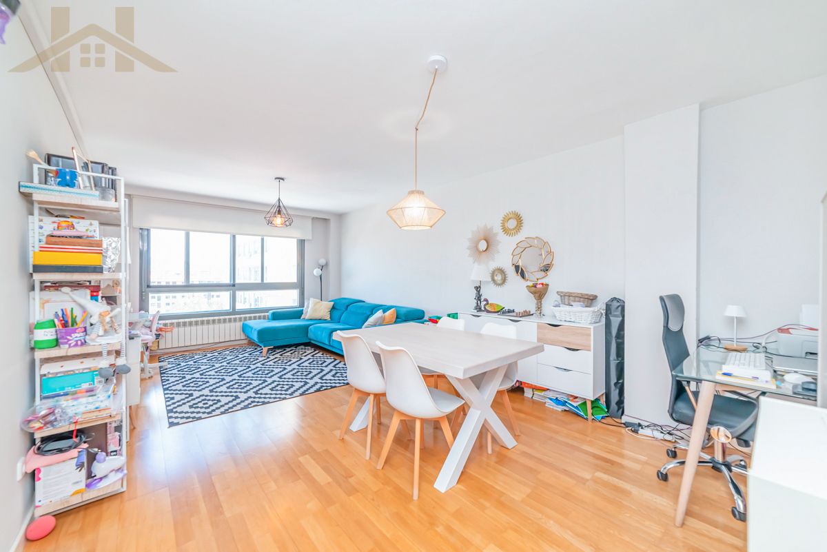 Living room of Flat for sale in Tres Cantos  with Air Conditioner, Heating and Storage room