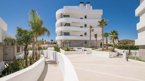 39 apartamentos y áticos, ubicados en Mijas Costa en una posición elevada que ofrece vistas inigualables y acceso directo a la pla