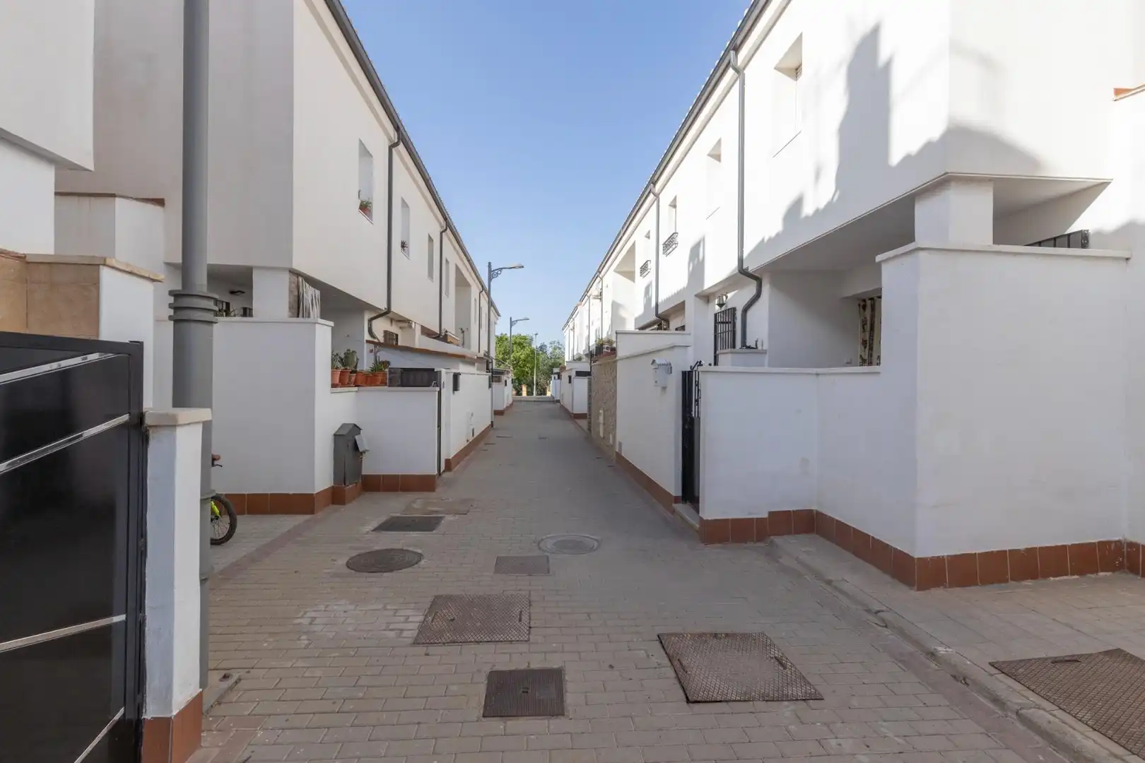 Vista exterior de Casa adosada en venta en Guadix con Aire acondicionado y Terraza