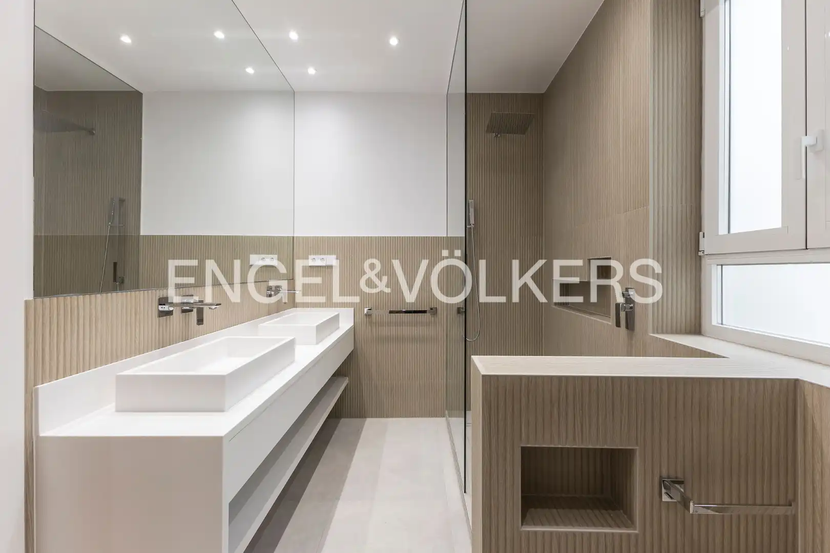 Badezimmer von Wohnung zum Verkauf in Madrid mit Klimaanlage und Heizung