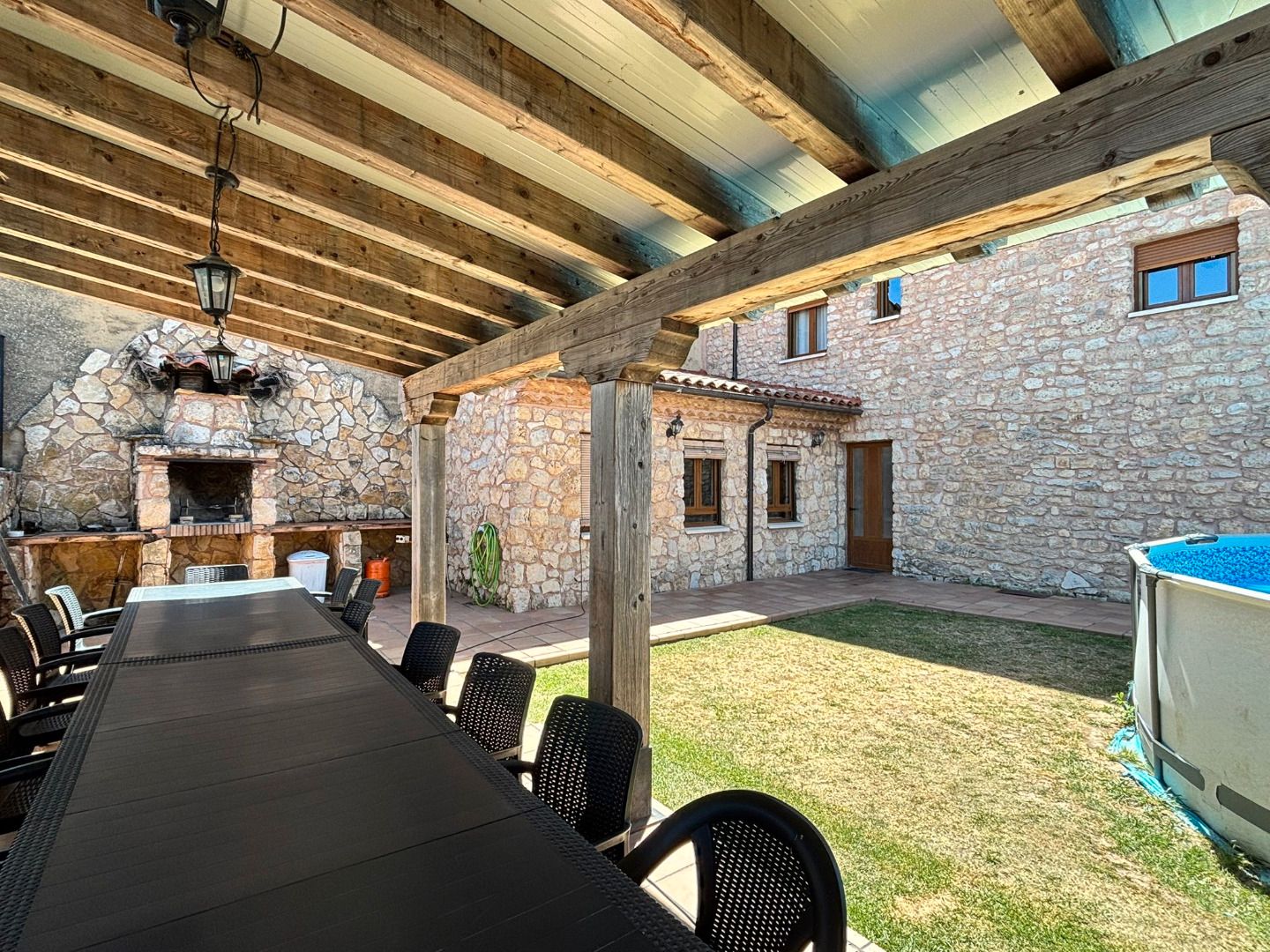 Terrassa de Casa o xalet en venda en Hornillos del Camino amb Calefacció, Jardí privat i Traster
