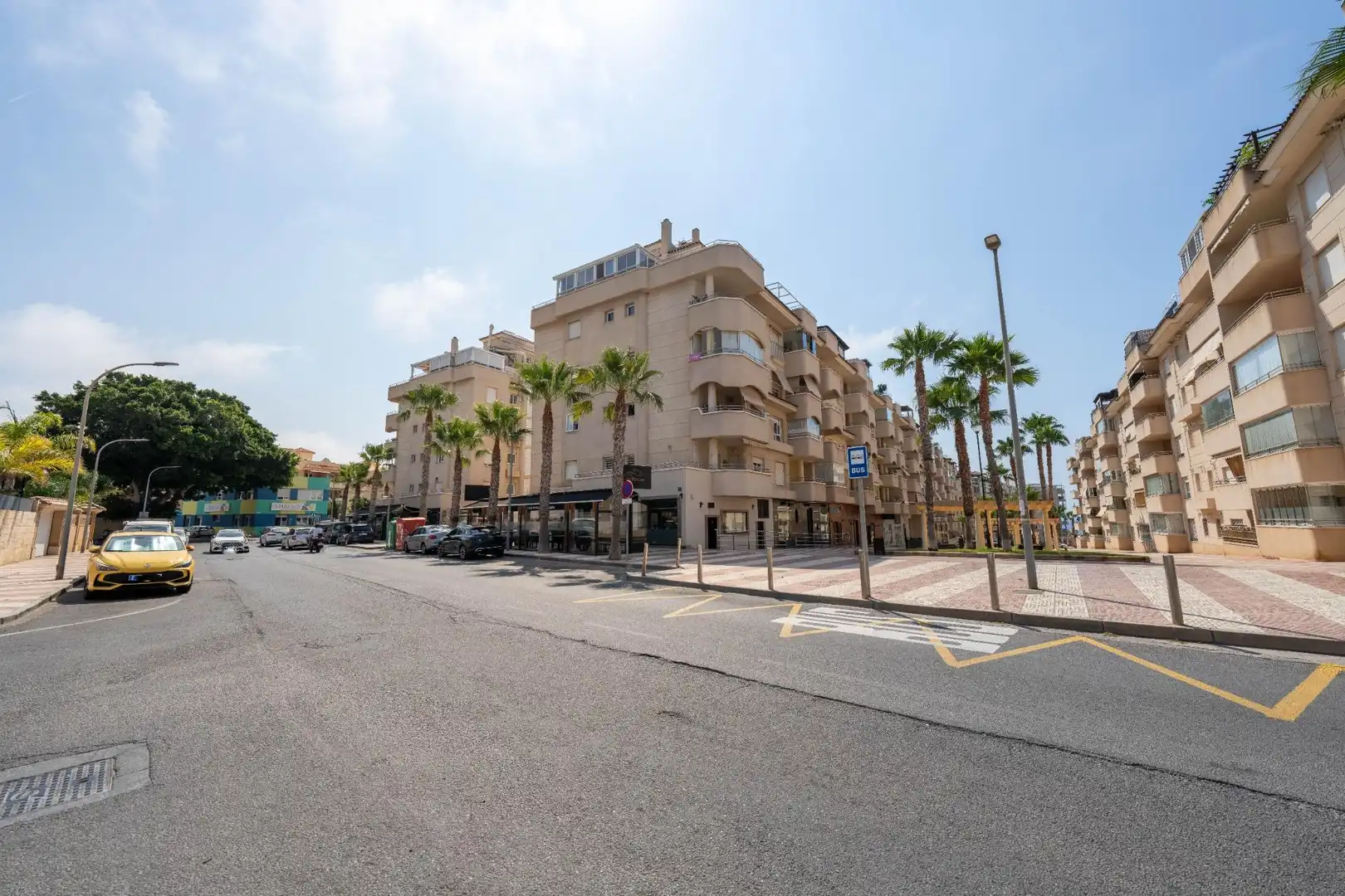 Vista exterior de Pis en venda en Roquetas de Mar amb Aire condicionat, Jardí privat i Terrassa