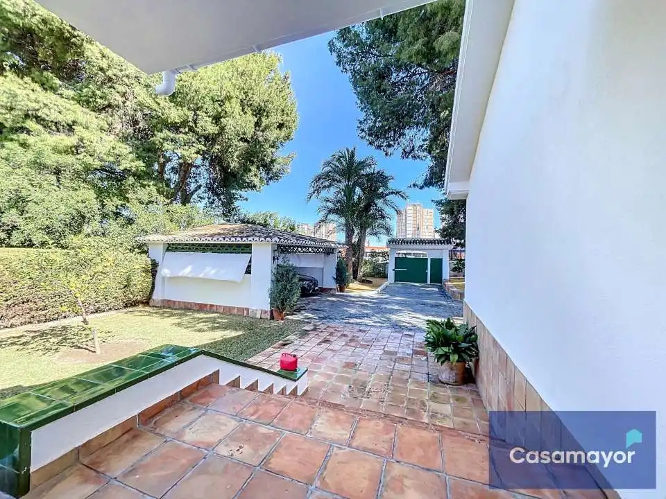 Vista exterior de Casa o xalet en venda en Alicante / Alacant amb Calefacció, Jardí privat i Terrassa