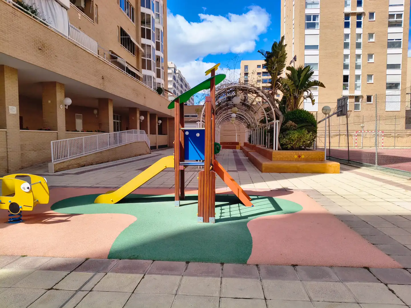 Vista exterior de Pis en venda en Alicante / Alacant amb Terrassa, Traster i Piscina comunitària