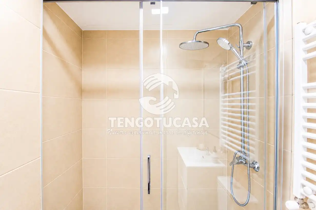 Badezimmer von Wohnung zum Verkauf in Madrid mit Klimaanlage, Möbliert und Ofen