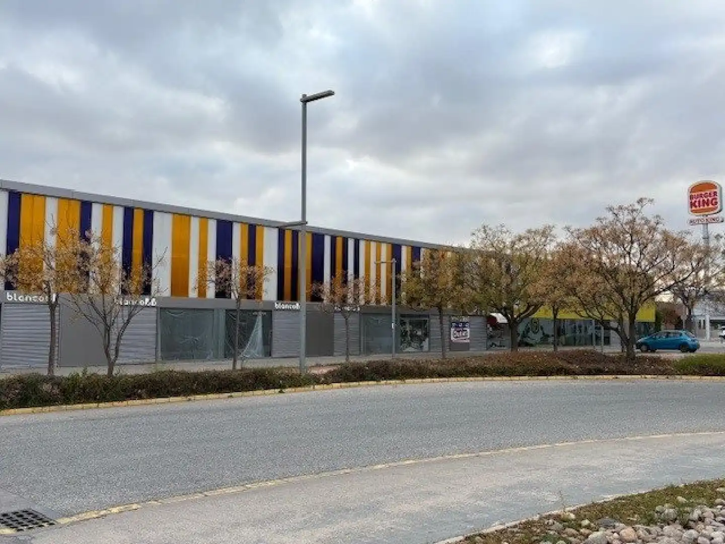 Vista exterior de Local en venda en Almansa amb Calefacció
