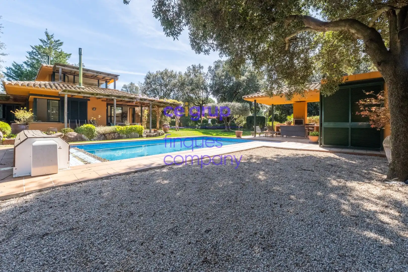Vista exterior de Casa o xalet en venda en Navata amb Calefacció, Terrassa i Piscina