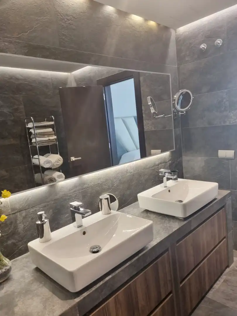 Badezimmer von Wohnungen zum Verkauf in Benahavís mit Klimaanlage, Terrasse und Schwimmbad