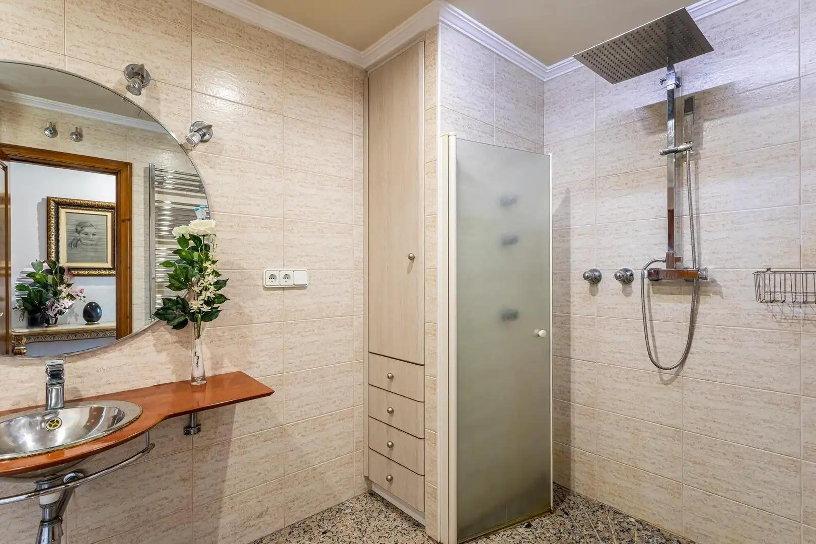Bathroom of Houses for sale in Chiva  with Air Conditioner, Private garden and Terrace