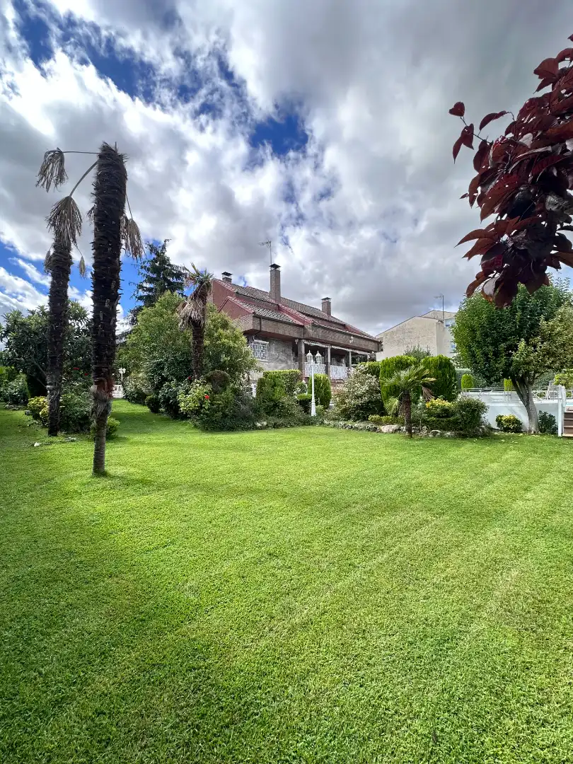 Vista exterior de Casa o xalet en venda en Las Rozas de Madrid amb Aire condicionat, Calefacció i Jardí privat