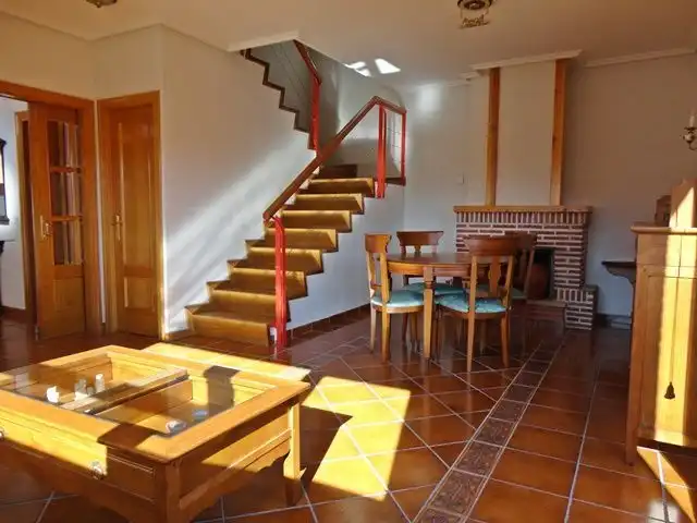 Casa adosada en venta en Hontoria del Pinar con Calefacción, Terraza y Trastero