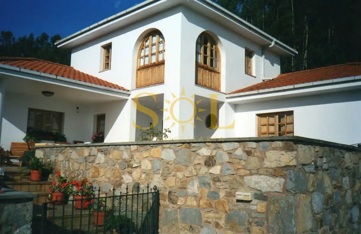 Vista exterior de Casa o xalet en venda en Pravia amb Calefacció i Jardí privat