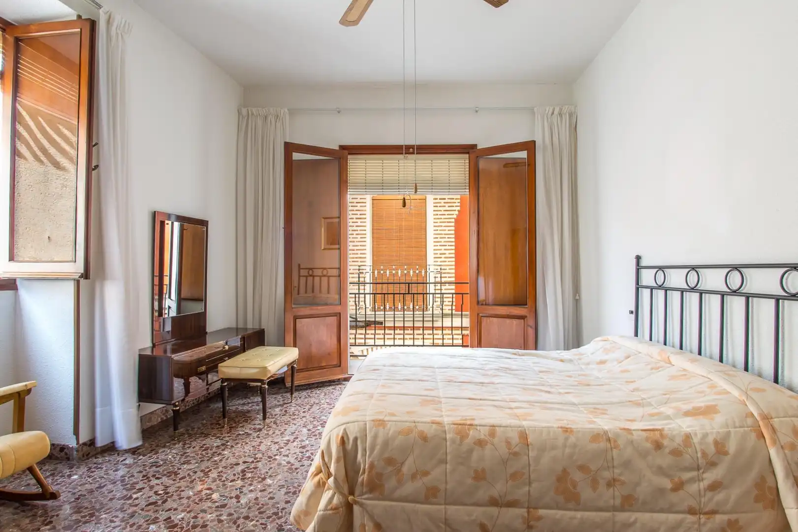 Buildings for sale in Mula
