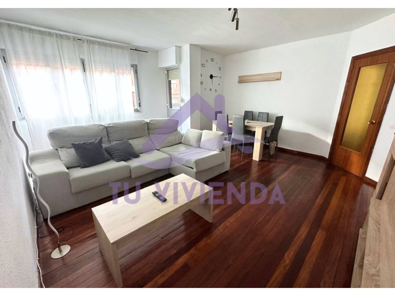 Sala d'estar de Pis en venda en Guardo amb Parquet, Moblat i Balcó