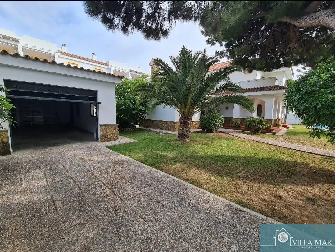 Vista exterior de Casa o xalet en venda en Rota amb Piscina