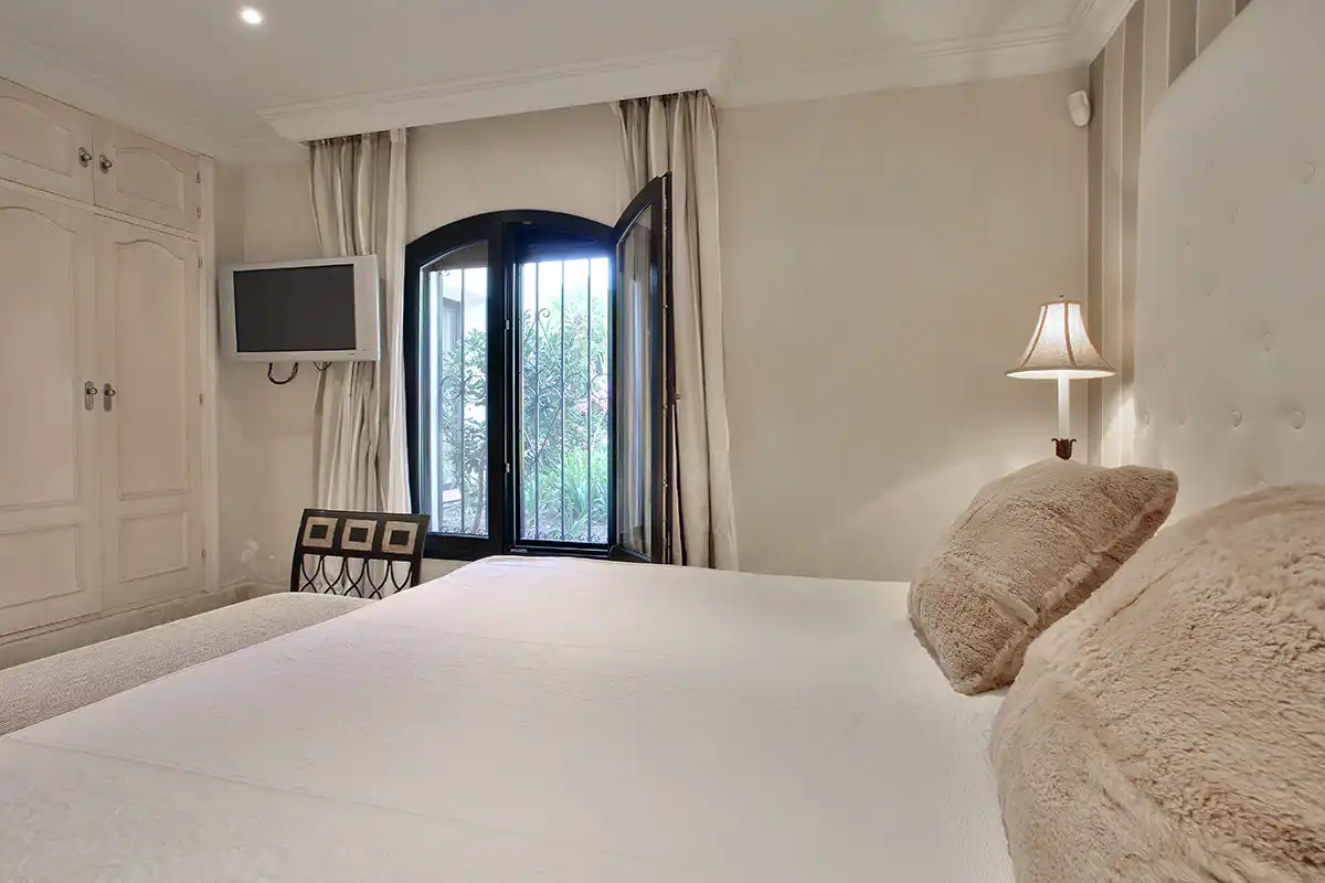 Schlafzimmer von Erdgeschoss zur Miete in Marbella mit Klimaanlage, Terrasse und Schwimmbad