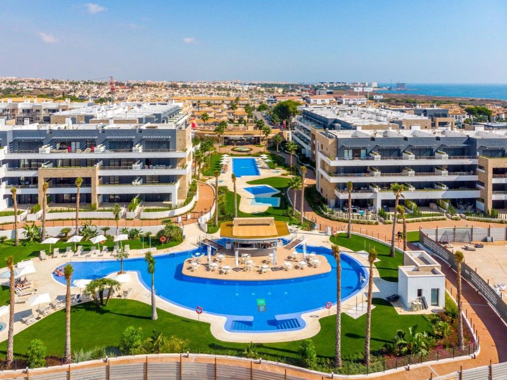 Vista exterior de Àtic en venda en Orihuela amb Aire condicionat, Calefacció i Piscina