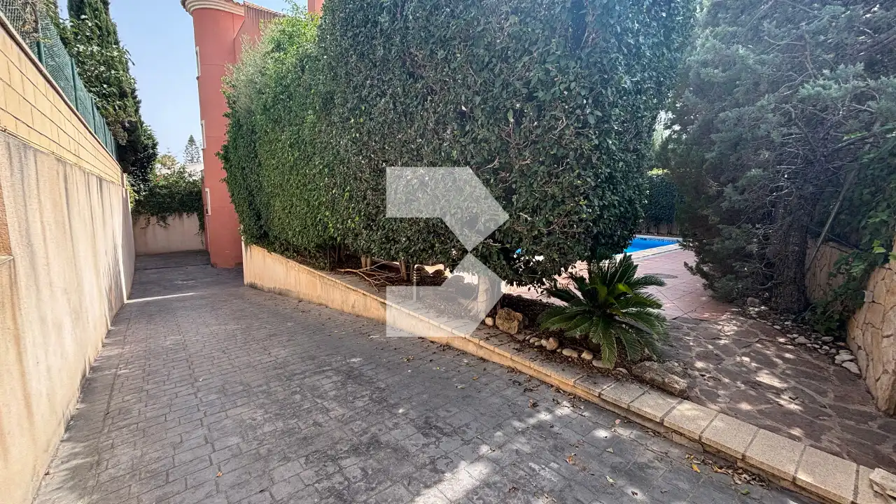 Vista exterior de Casa o xalet en venda en Sant Joan d'Alacant amb Jardí privat, Terrassa i Piscina
