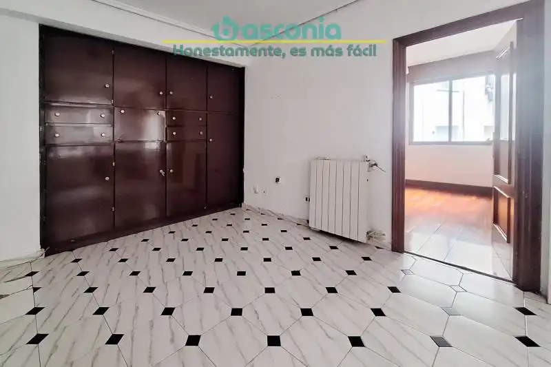 Habitación de Piso en venta en Basauri  con Calefacción, Amueblado y Balcón