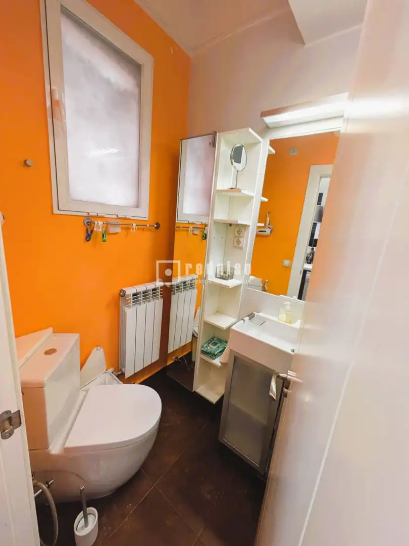 Badezimmer von Wohnungen zum Verkauf in Madrid mit Heizung und Möbliert