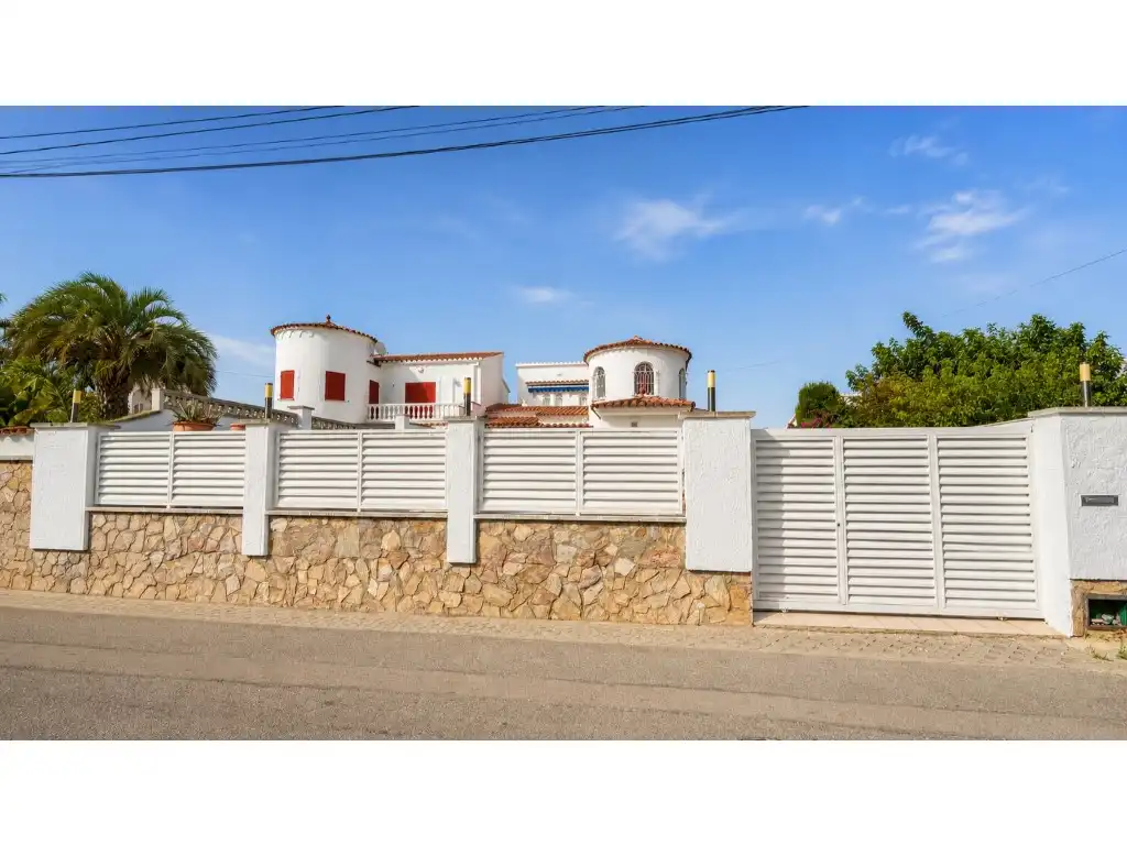 Vista exterior de Casa o xalet en venda en Empuriabrava