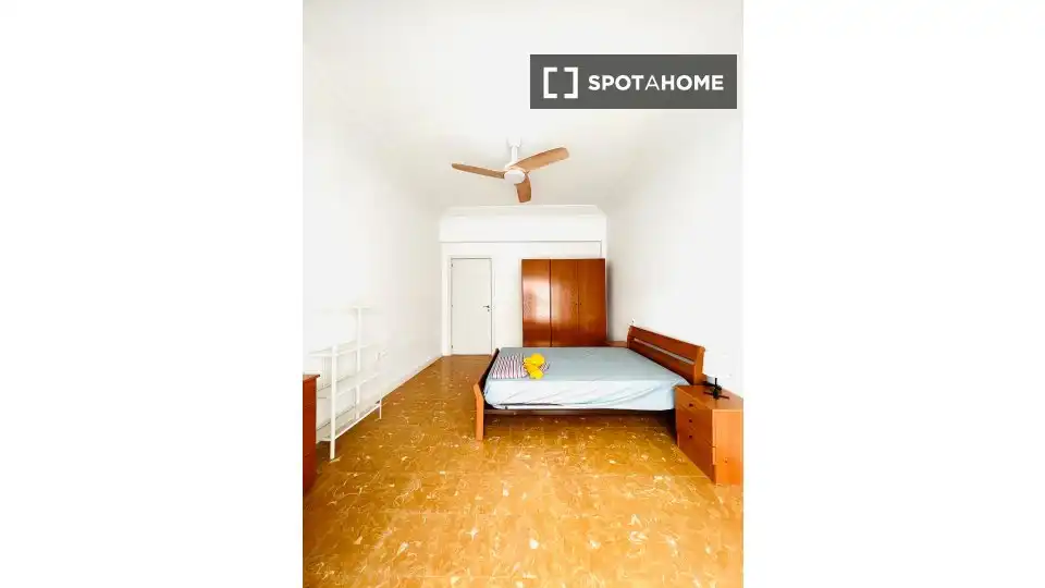 Bedroom of Flat for share in Sur