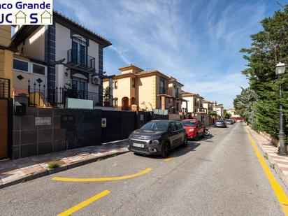 Vista exterior de Casa o xalet en venda en La Zubia amb Aire condicionat, Calefacció i Jardí privat