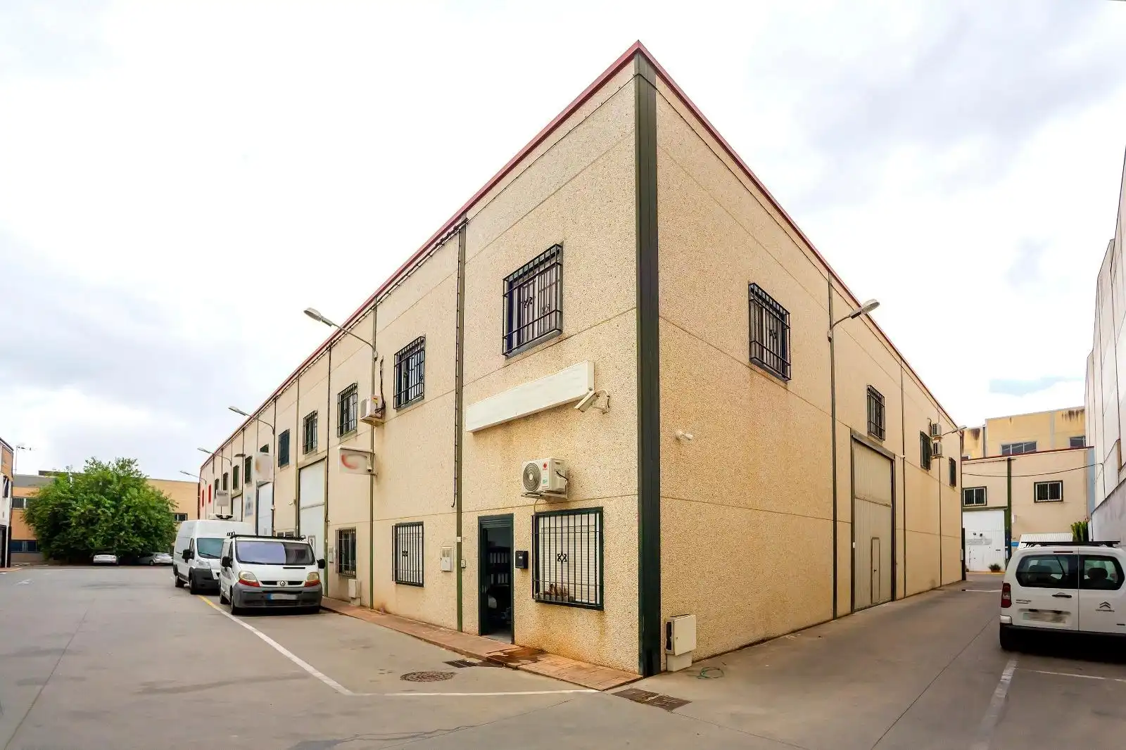 Außenansicht von Fabrikhallen zum Verkauf in Córdoba