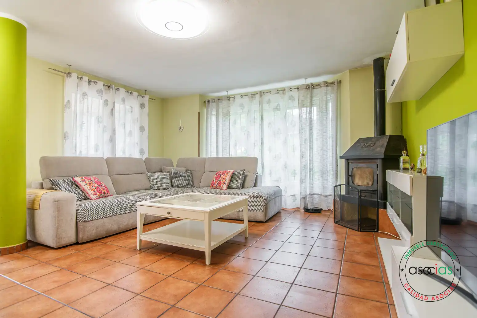 Sala d'estar de Casa o xalet en venda en Soto del Barco amb Calefacció, Jardí privat i Terrassa