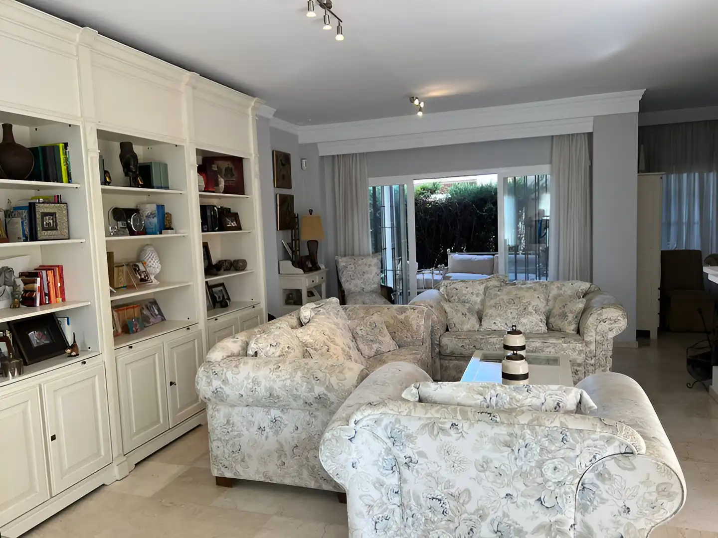 Sala de estar de Casa o chalet en venta en Estepona con Aire acondicionado, Terraza y Piscina