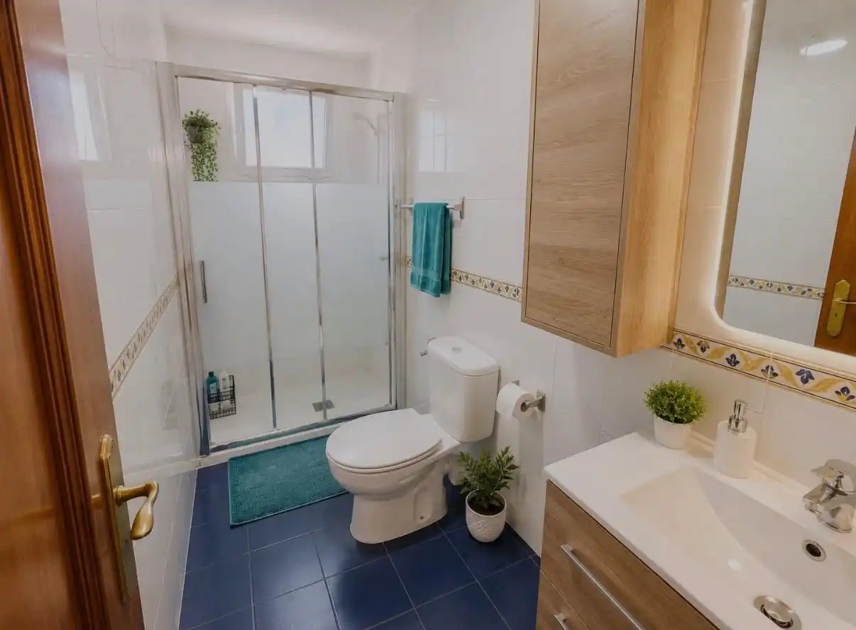 Bathroom of Houses for sale in Fuengirola  with Air Conditioner, Heating and Private garden