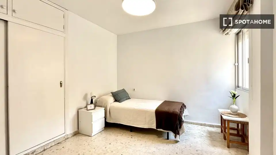 Dormitori de Apartament per a compartir en Vélez-Málaga amb Aire condicionat, Terrassa i Moblat