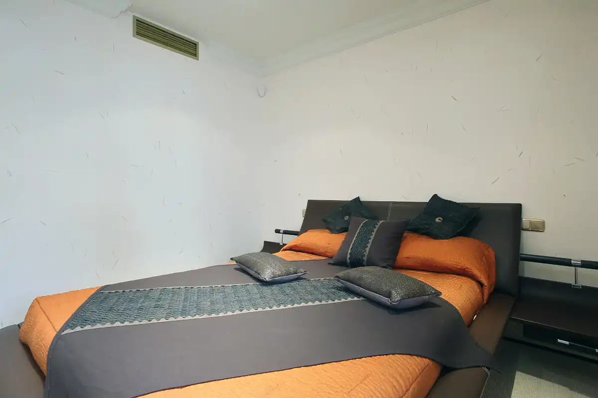 Schlafzimmer von Erdgeschoss zur Miete in Marbella mit Klimaanlage, Terrasse und Schwimmbad