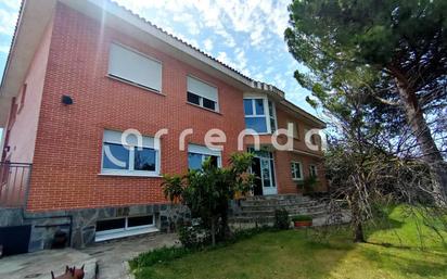 Vista exterior de Casa o xalet en venda en Villalbilla amb Terrassa i Piscina