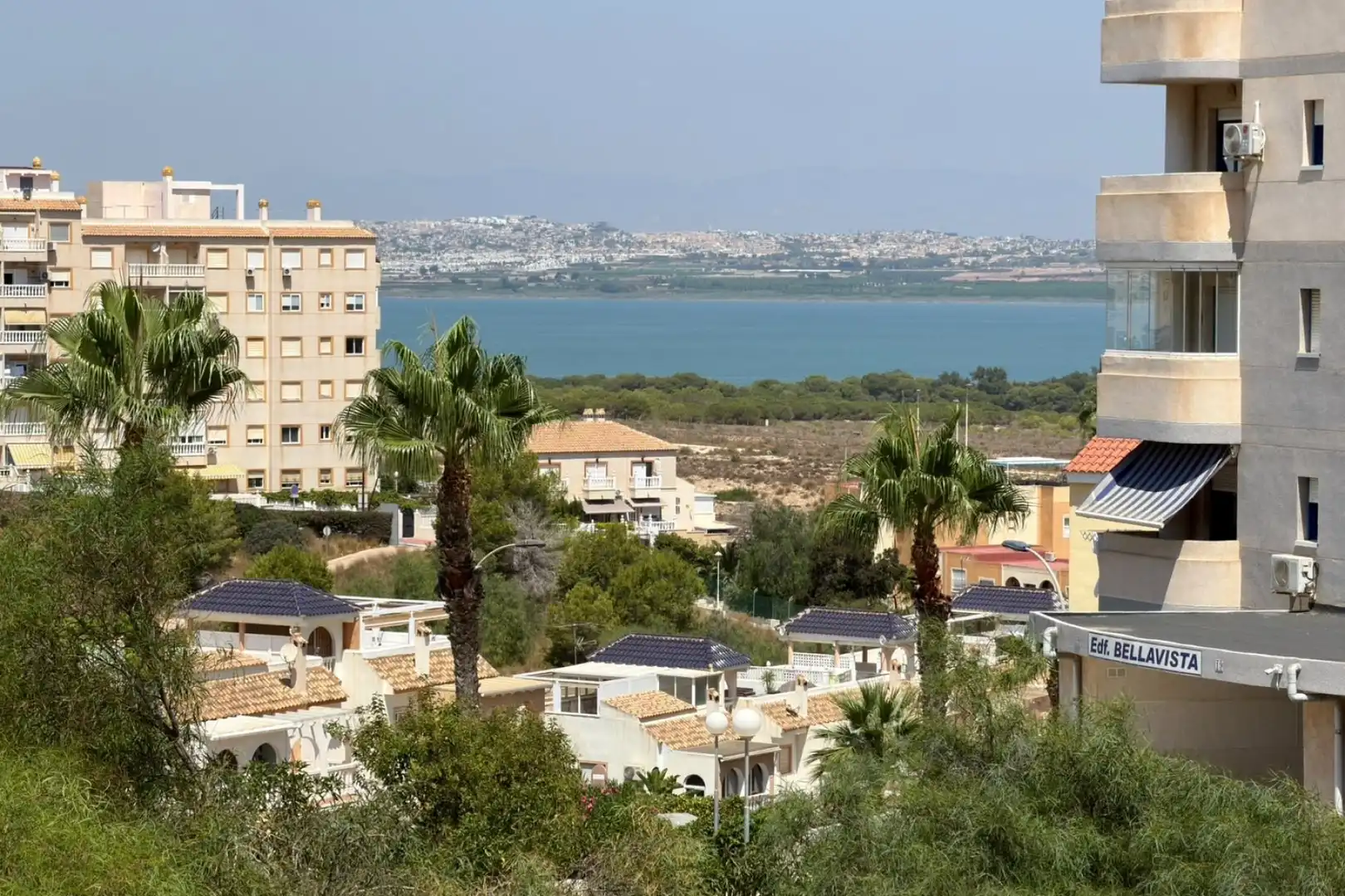 Vista exterior de Estudi en venda en Torrevieja amb Moblat, Rentadora i Piscina comunitària