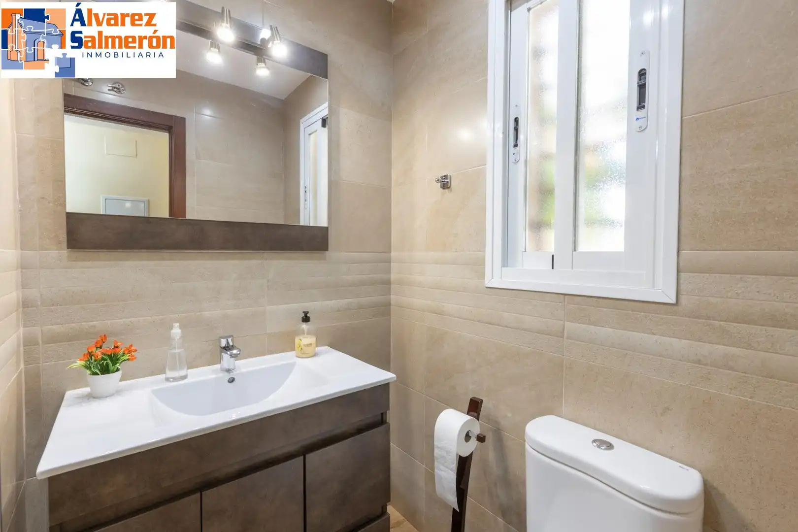 Badezimmer von Einfamilien-Reihenhaus zum Verkauf in Armilla mit Heizung