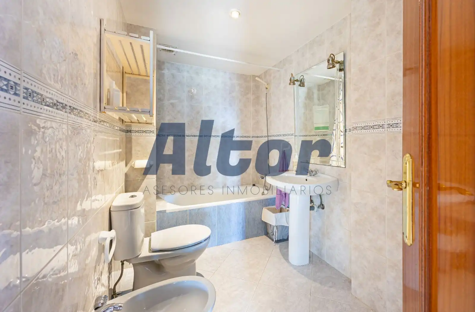 Badezimmer von Dachboden zum Verkauf in Fuenlabrada mit Heizung, Terrasse und Alarm