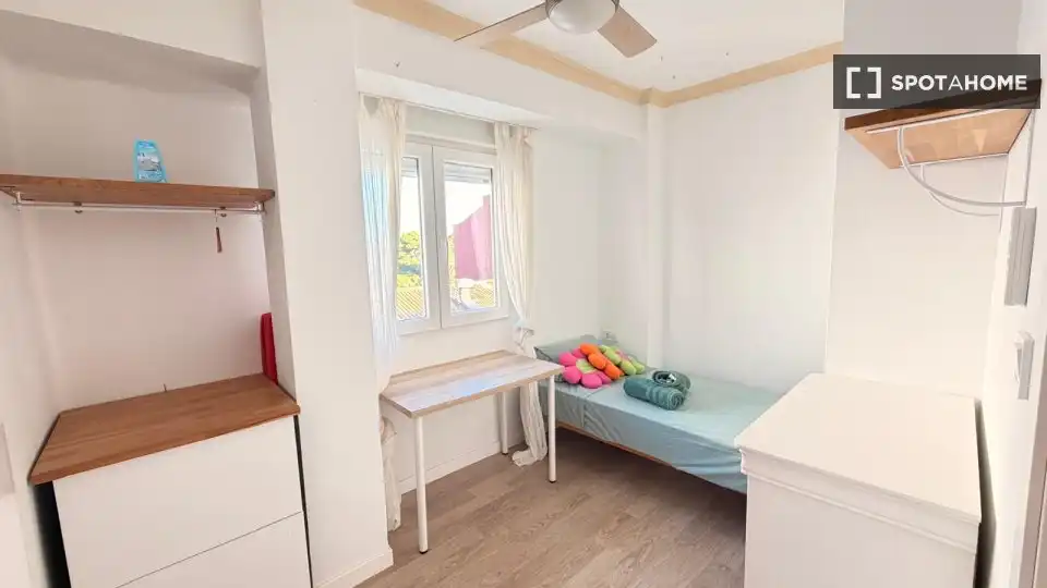 Schlafzimmer von Wohnung zur Miete in Valencia mit Klimaanlage, Heizung und Möbliert