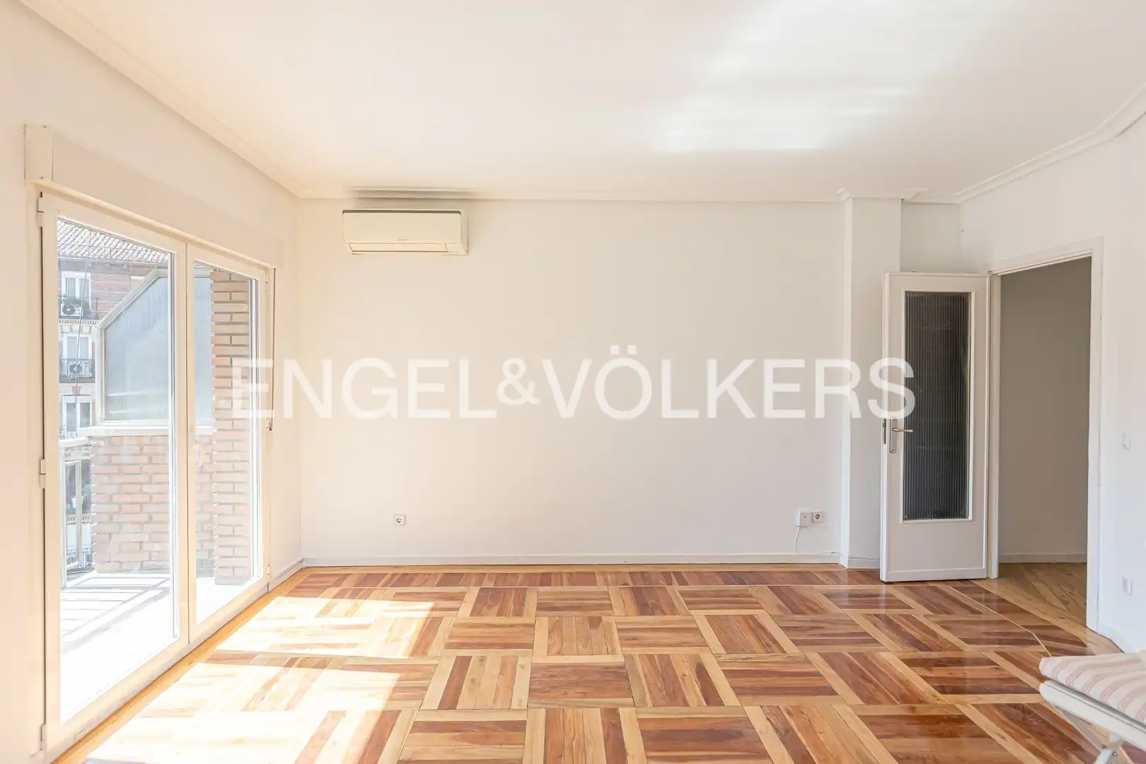Living room of Flat for rent in Madrid  with Air Conditioner, Heating and Parquet flooring