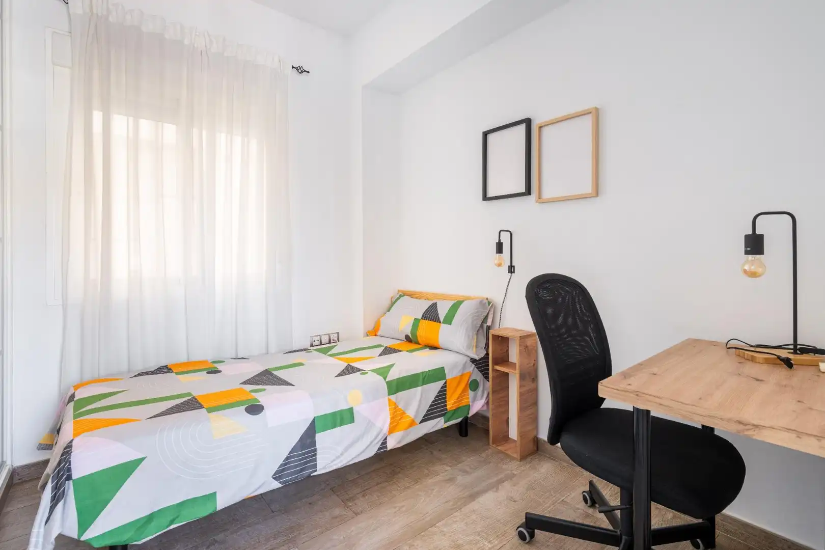 Habitación de Piso de alquiler en Almería con Aire acondicionado, Terraza y Amueblado