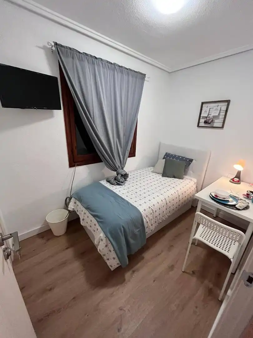 Dormitori de Pis per a compartir en Paterna amb Parquet i Moblat
